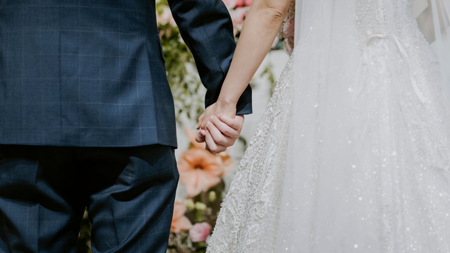 Couple celebrating a symbolic outdoor ceremony in Ibiza or Formentera, guided by a wedding celebrant, in a natural and emotionally meaningful setting.